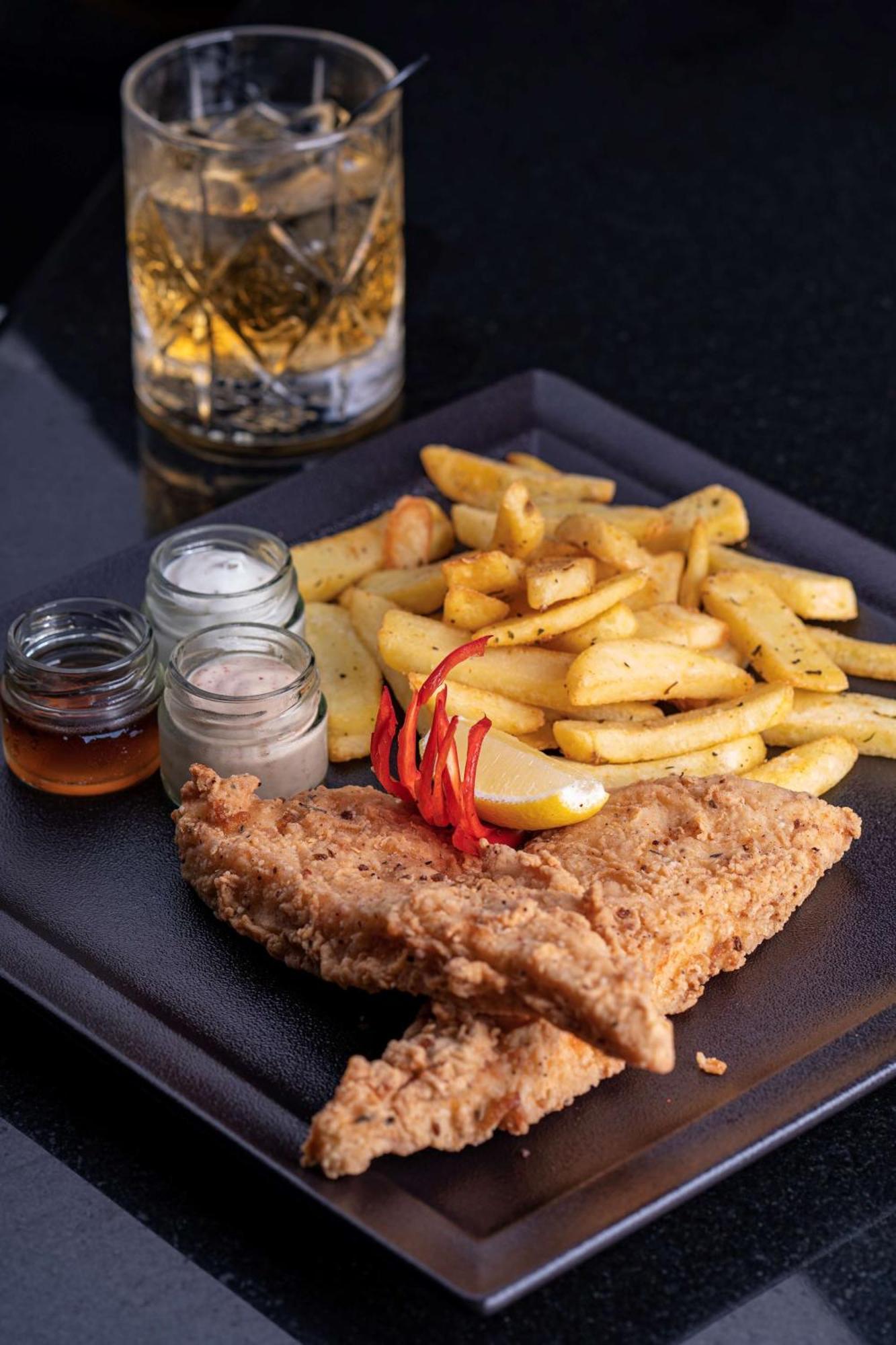 Radisson Blu Hotel & Resort, Sohar Exterior foto Schnitzel with chips