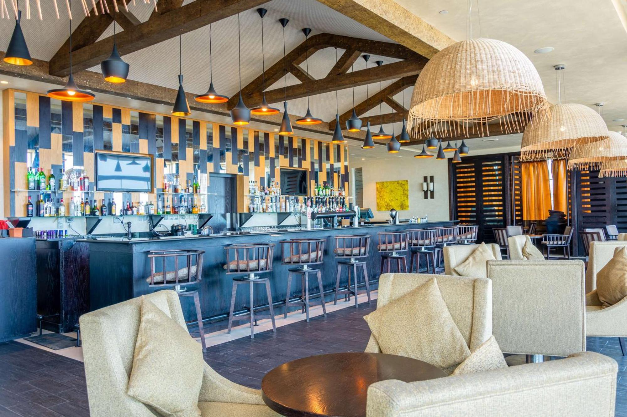Radisson Blu Hotel & Resort, Sohar Exterior foto The bar at the Sky Bar