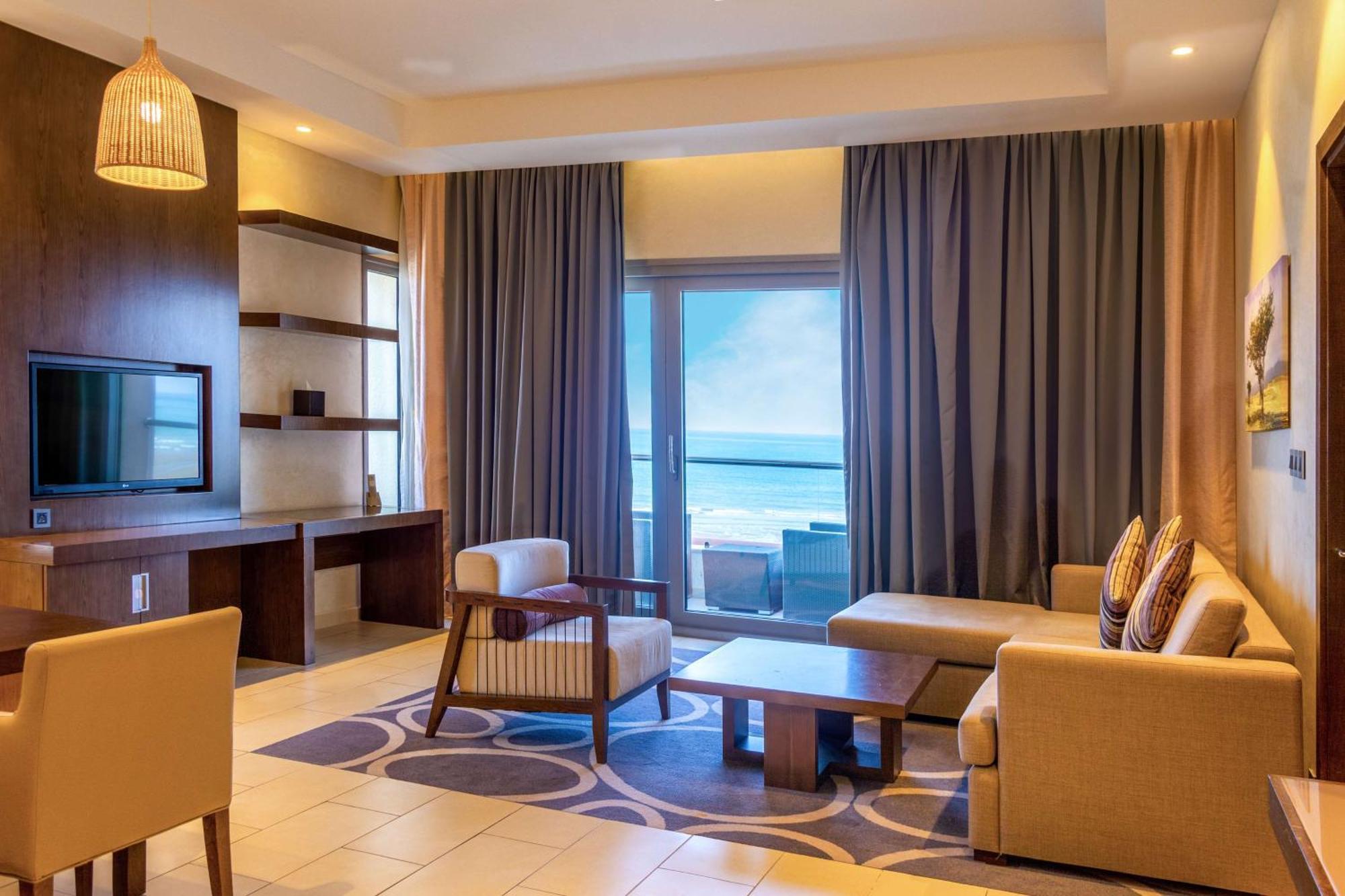 Radisson Blu Hotel & Resort, Sohar Exterior foto A living room at the hotel