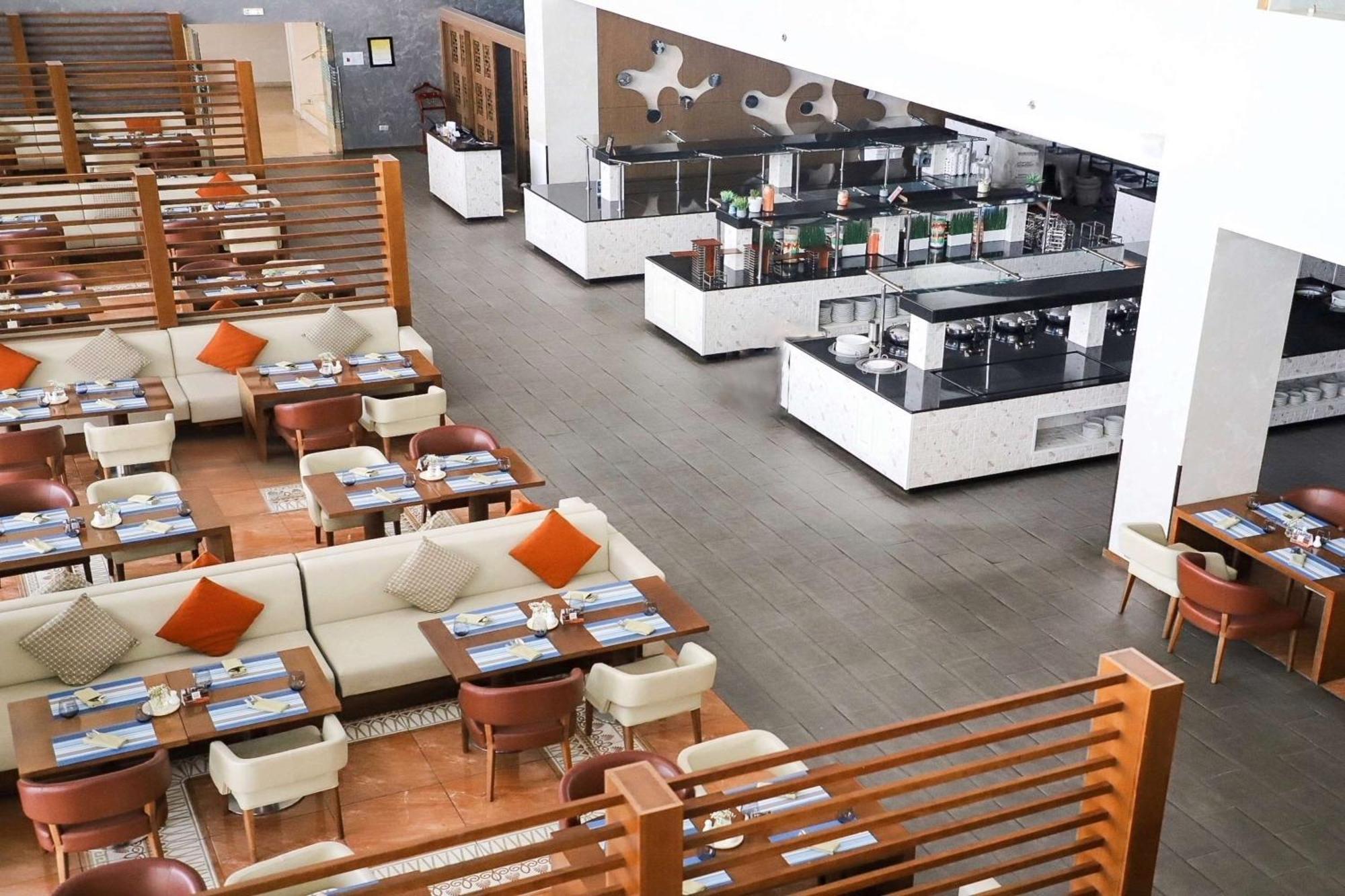Radisson Blu Hotel & Resort, Sohar Exterior foto The lounge at the airport
